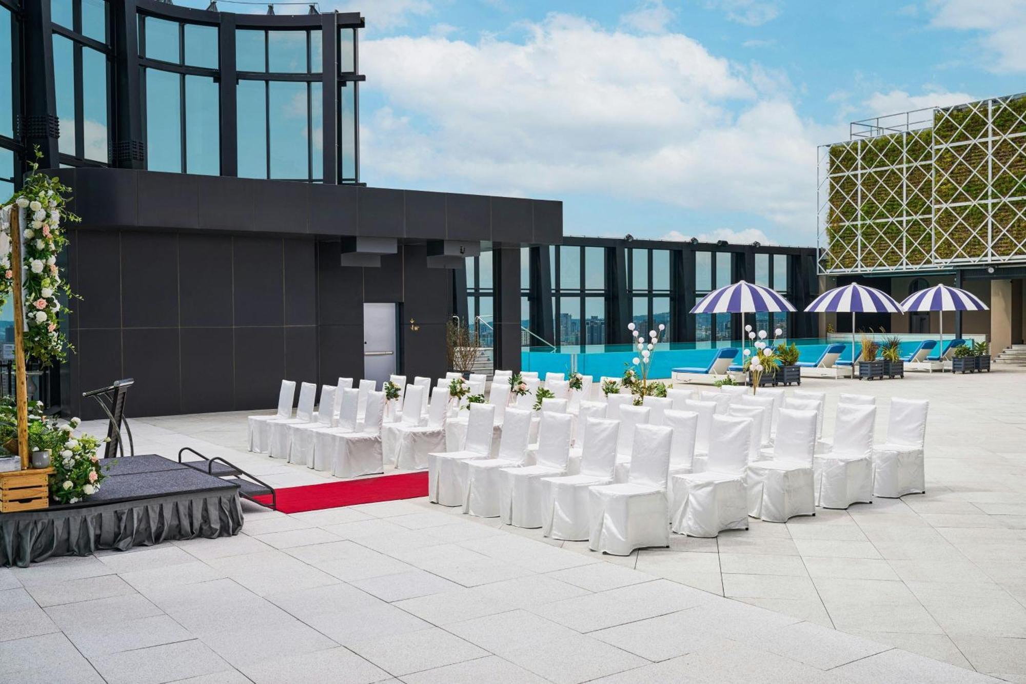 Le Meridien Taichung Buitenkant foto The rooftop pool at the hotel