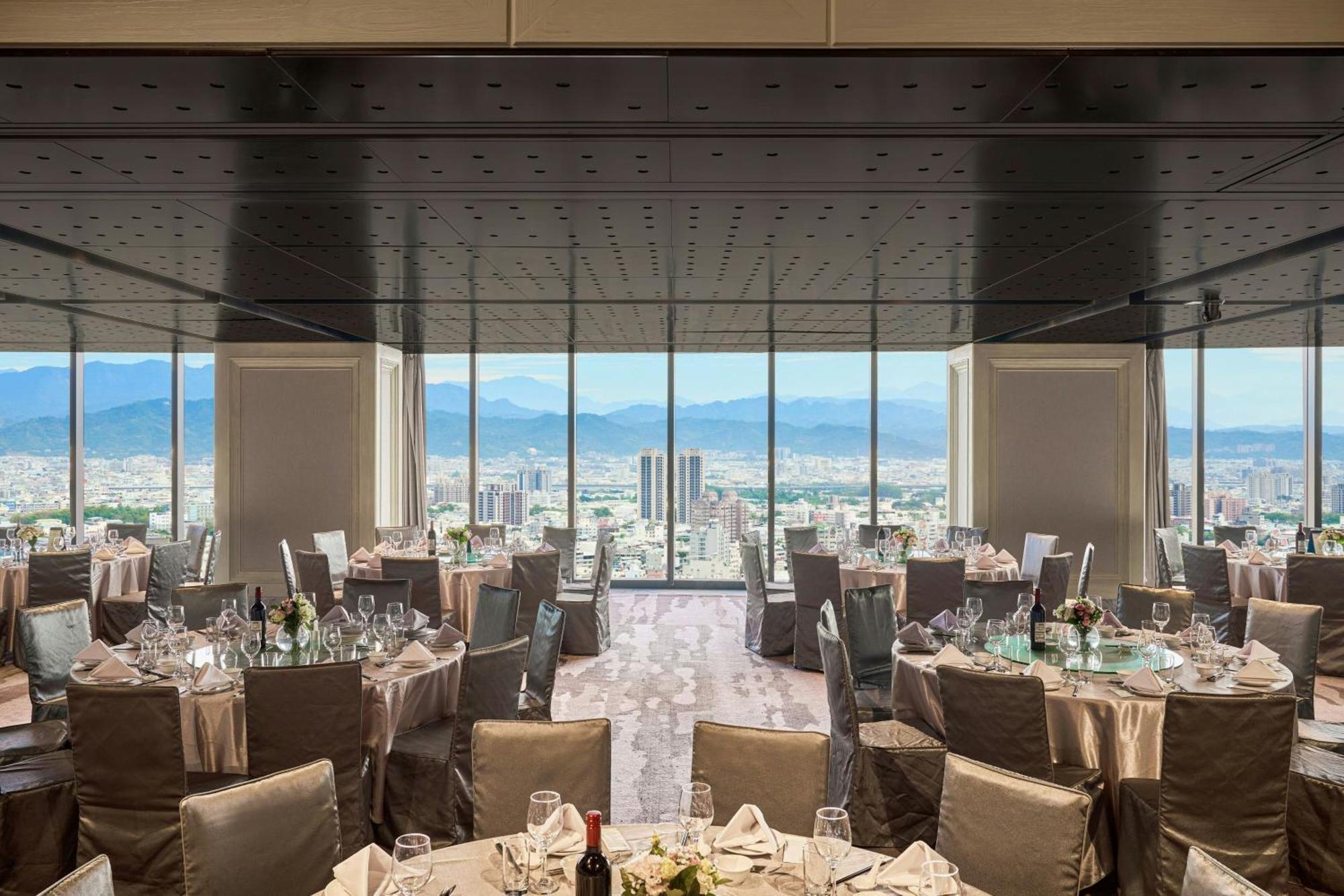 Le Meridien Taichung Buitenkant foto The restaurant
