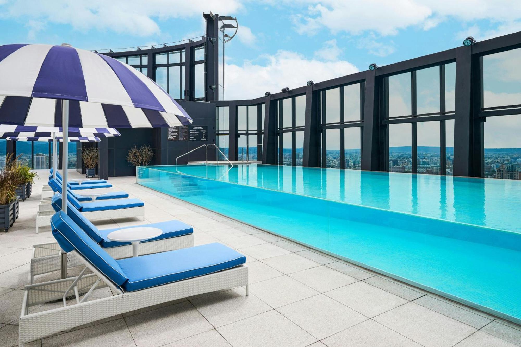 Le Meridien Taichung Buitenkant foto The rooftop pool at The Westin