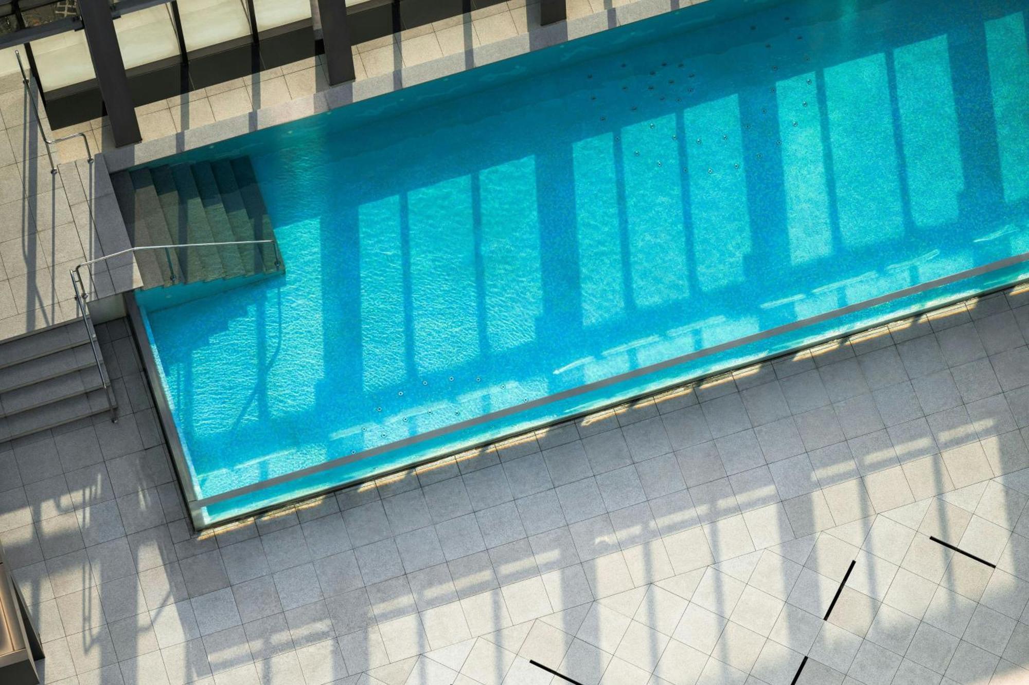 Le Meridien Taichung Buitenkant foto The pool at the top of the hotel