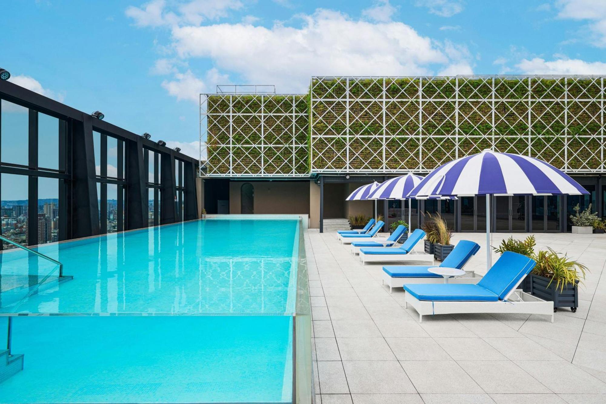 Le Meridien Taichung Buitenkant foto Rooftop pool at The Standard East Village