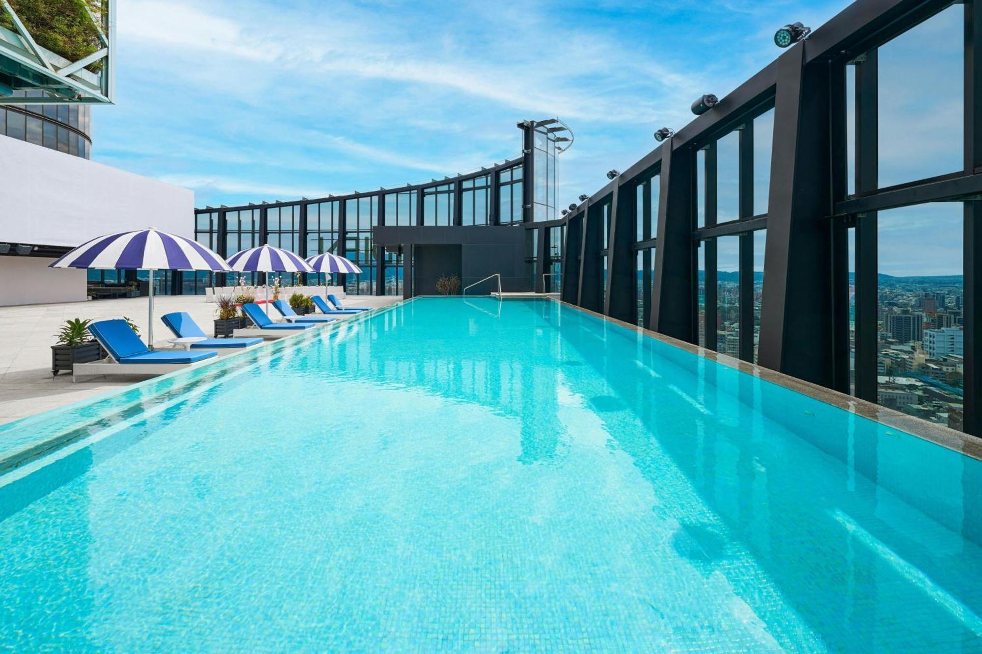 Le Meridien Taichung Buitenkant foto The rooftop pool at the hotel
