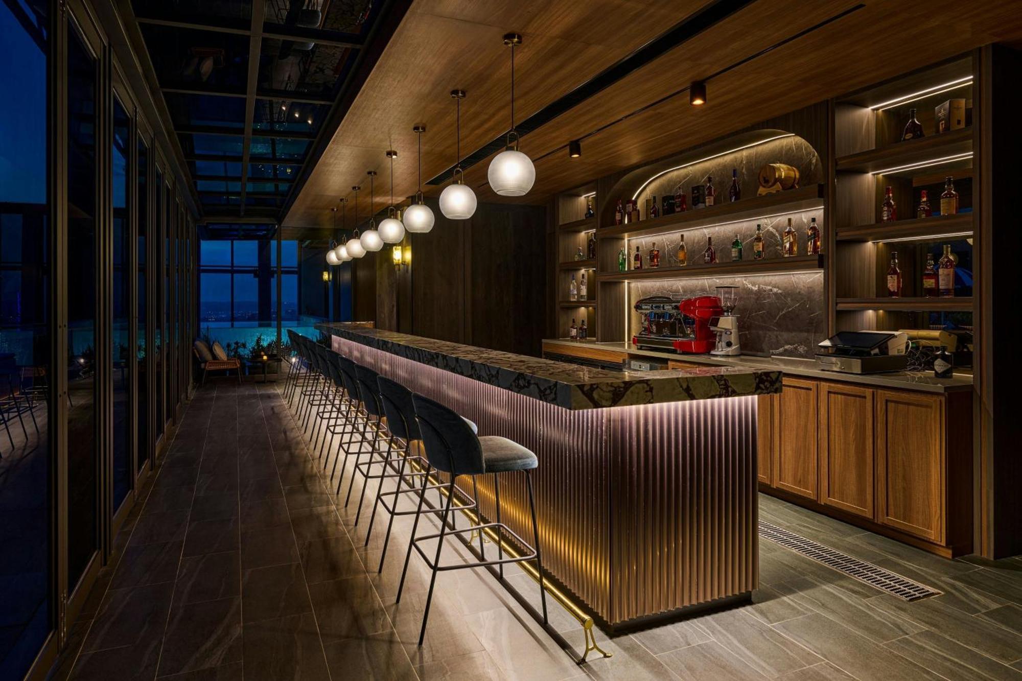 Le Meridien Taichung Buitenkant foto The bar at the 360° Sky Lounge