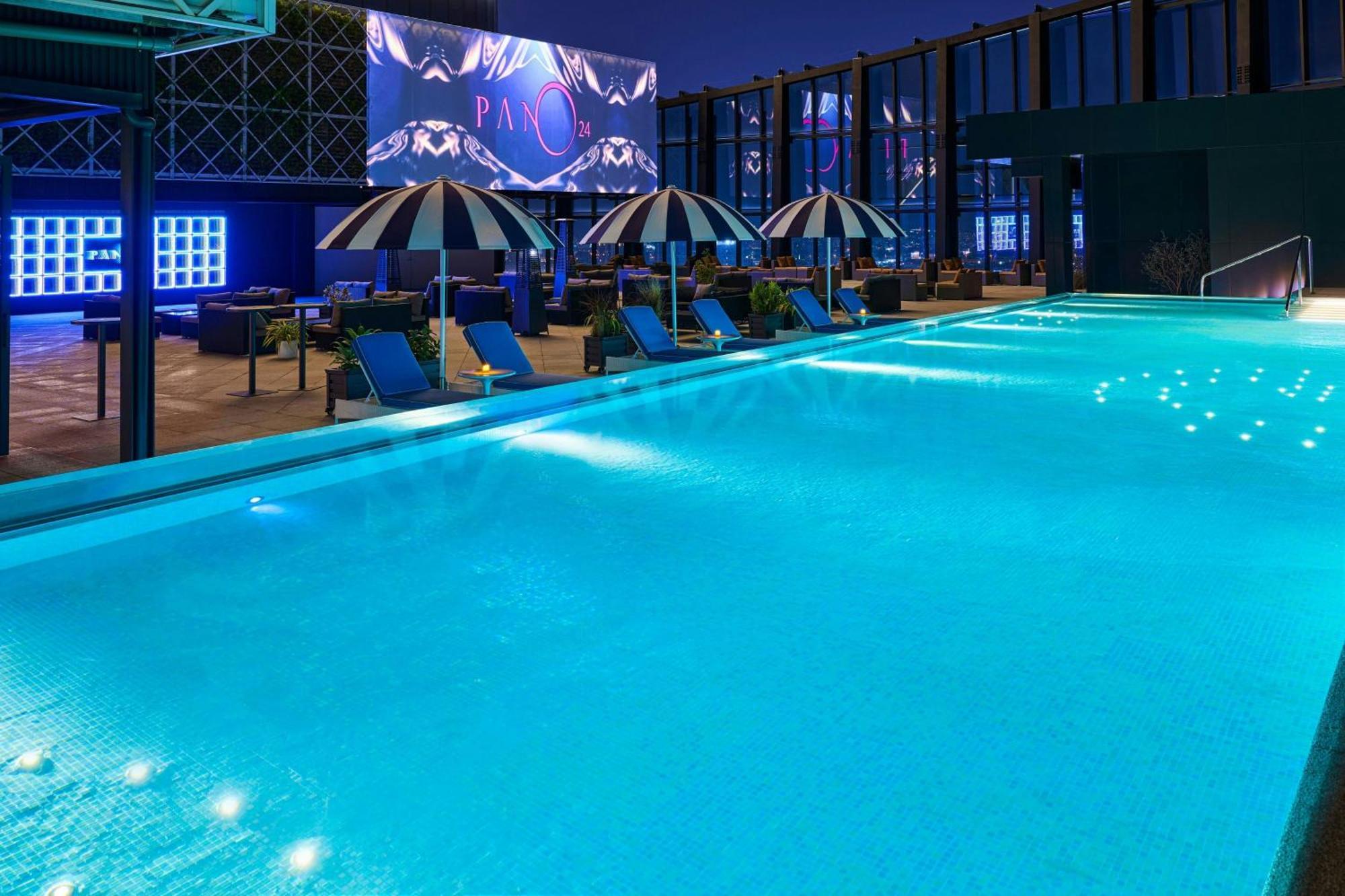 Le Meridien Taichung Buitenkant foto The rooftop pool at the hotel