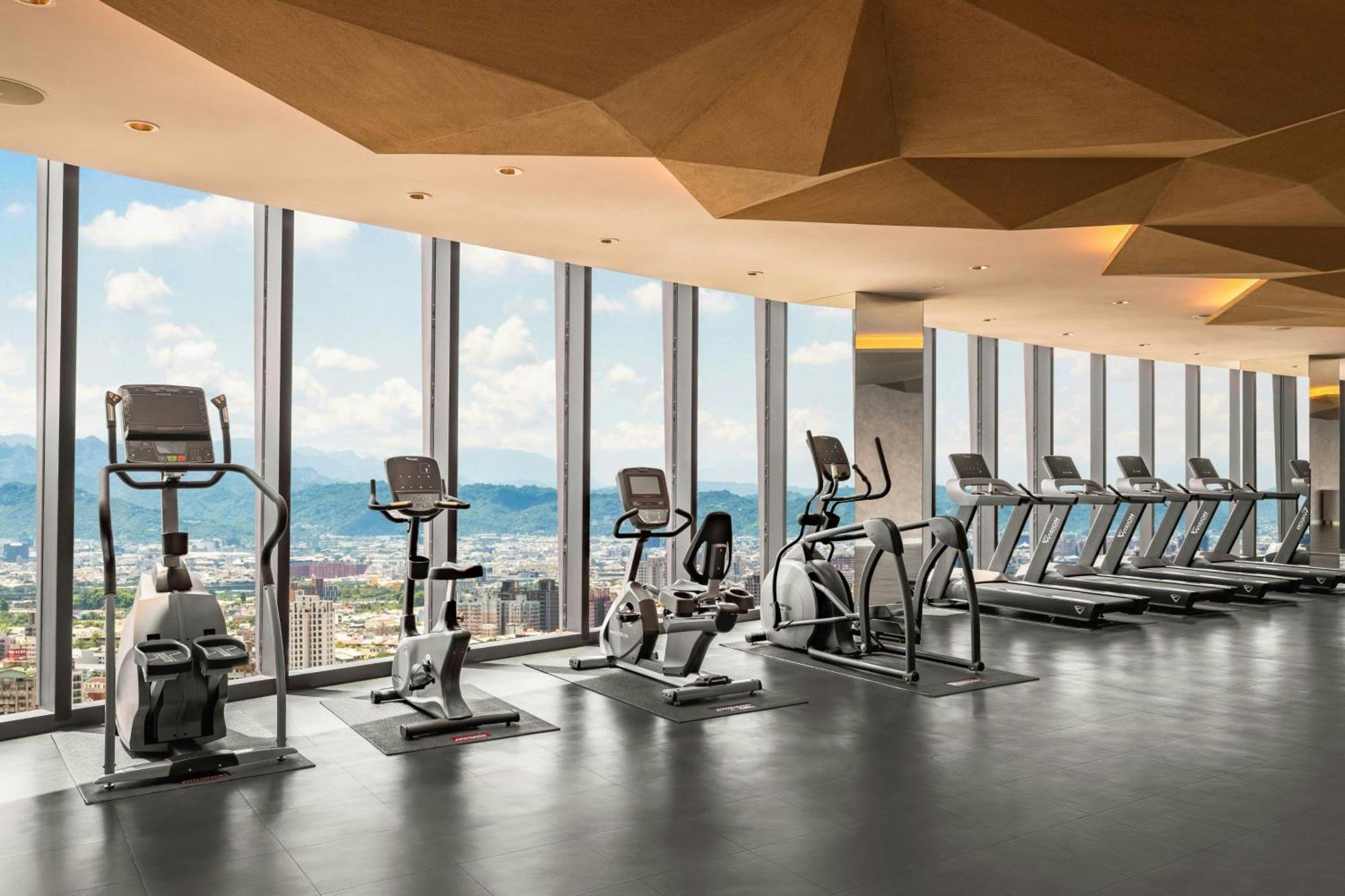 Le Meridien Taichung Buitenkant foto The gym at the 39th floor